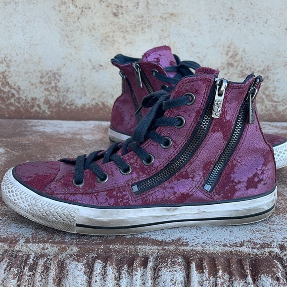 Purple maroon color size 8 and they are leather. - Picture 3 of 3